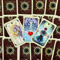 Tarot kortos fantaziškos iliustracijos, trys atverstos kortos su raudona širdimi, kardu ir personažais ant raudono raštuoto fono