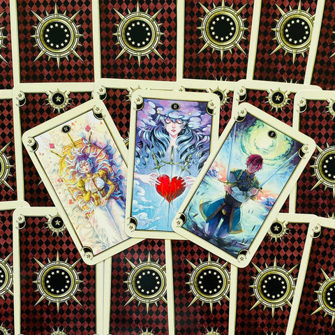 Tarot kortos fantaziškos iliustracijos, trys atverstos kortos su raudona širdimi, kardu ir personažais ant raudono raštuoto fono