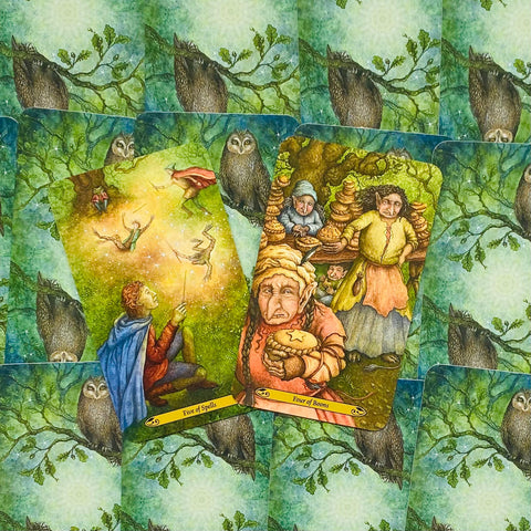 Tarot kortos su pasakų iliustracijomis, dvi atvertos kortos (Five of Spells ir Four of Boons) ant žaliai melsvų nugarėlių, aiškūs detalūs piešiniai