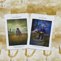 tarot kortos dvi orakulo kortos Invisibility ir Intuition ant auksinio vienaragių rašto fono, žvilgsnis iš viršaus