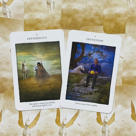 tarot kortos dvi orakulo kortos Invisibility ir Intuition ant auksinio vienaragių rašto fono, žvilgsnis iš viršaus