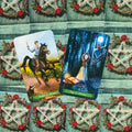 Tarot kortos – dvi atverstos kortos Knight of Athames ir Page of Athames ant žalių nugarėlių, pateiktos kampu, ryškios iliustracijos