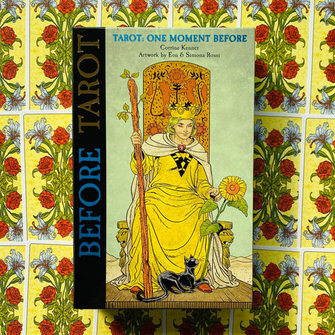 Tarot kortos Before Tarot dėžutė su geltonu karalienės viršeliu, juodu šonu ir raudonų rožių kortų nugarėlėmis fone