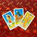 Tarot kortos japoniško dizaino, trys atvertos Lazdų kortos (Puslapis, Riteris, Karalienė) iš viršaus ant raudonų nugarėlių