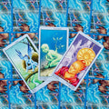 Tarot kortos skirtos skaitymui: trys atvertos spalvotos kortos (Asas lazdelės, 2 lazdelės, monetų karalius) ant mėlyno raštuoto fono