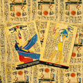 tarot kortos egiptietiško dizaino, dvi atverstos kortos (Maat ir Thot) ant senovinio papiro fono