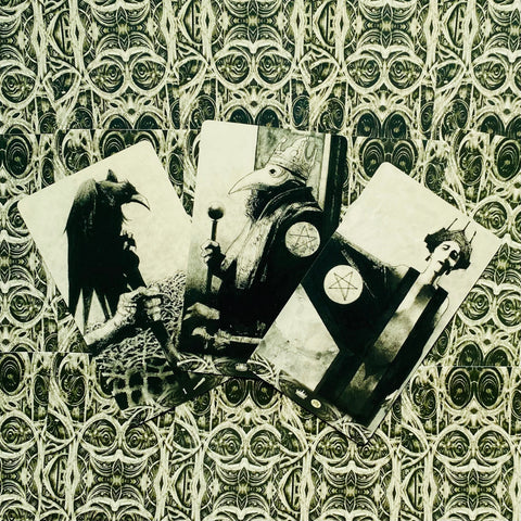 Tarot kortos juodai baltos iliustracijos, trijų kortų kompozicija iš viršaus rodanti detalias simbolikas, tekstūrą ir variantą