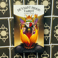 Deviant Moon tarot kortų rinkinys su spalvingu karalienės-mėnulio viršeliu ir ryškia geltona žiedo iliustracija