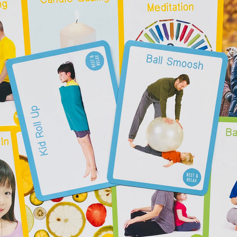 judesio aktyvumo kortelės, rodančios tėvo atliekamą Ball Smoosh pratimą su kamuoliu ir vaiką atlikiantį Kid Roll Up variantą
