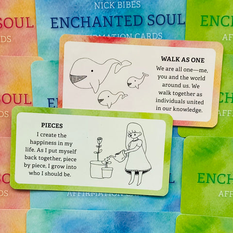 Affirmacijos kortelės Enchanted Soul – margos akvarelinės nugarėlės, dvi atviros kortelės su paprastomis iliustracijomis ir tekstais, skirtos savipagalbai