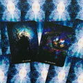 tarot kortos su kosmine mėlyna nugarėle, dvi atverstos kortos Let Go ir Intuition ant išdėstytų kortų fono