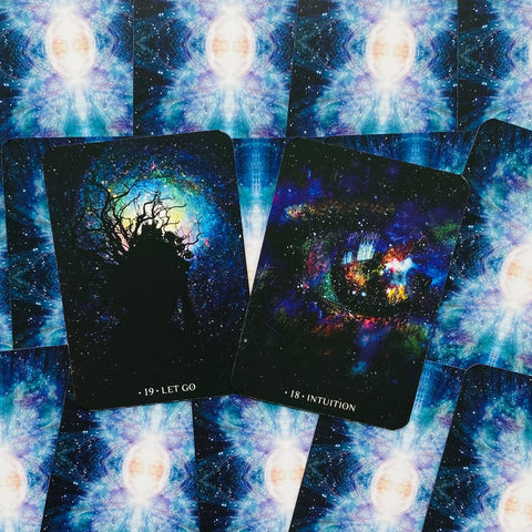 tarot kortos su kosmine mėlyna nugarėle, dvi atverstos kortos Let Go ir Intuition ant išdėstytų kortų fono