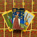 Tarot kortos Medieval komplektas, dėžutė su viduramžių piešiniu ir dvi pavyzdinės kortos ant raudono ornamentuoto fono