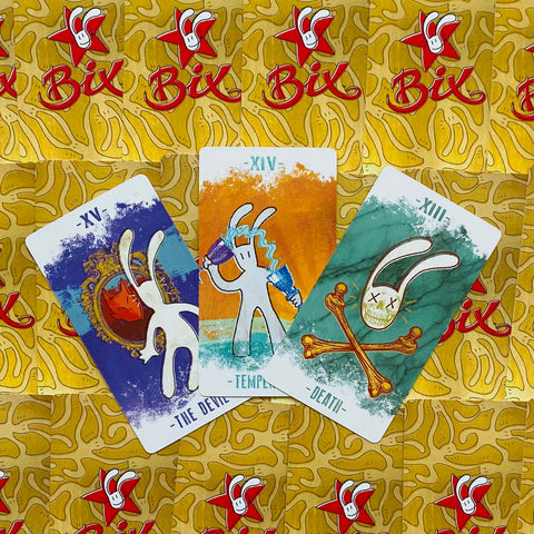 Tarot kortos Bix: trys didieji arkana — Velnio, Saikingumo ir Mirties kortos su baltu kiškiu ant auksinio fono