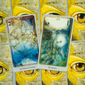 Tarot kortos, dviejų kortų derinys — Likimo ratas ir Eremitas su mėlynomis iliustracijomis ant geltonos akių nugarėlės, fotografuota nuo viršaus
