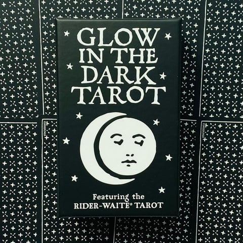 Tarot kortos Glow in the Dark – juoda dėžutė su baltu mėnulio veidu ir žvaigždėmis, Rider‑Waite variantas, fiksuota viršutinė perspektyva