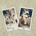 Tarot kortos su dviem priekinių kortų dizainais Devil XV ir Tower XVI, retro koliažo stilius ant šviesaus raštuoto fono