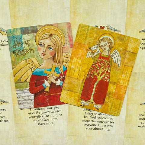 Atvirutė su angelu, du dizainai (geltonas ir mėlynai‑raudonas), išdėstytos šonu ant tekstuoto fono su citatomis