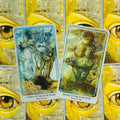 Tarot kortos — atverstos King ir Queen of Cups kortos ant geltonų nugarėlių, tinkamos porinei reikšmių ir detalės peržiūrai