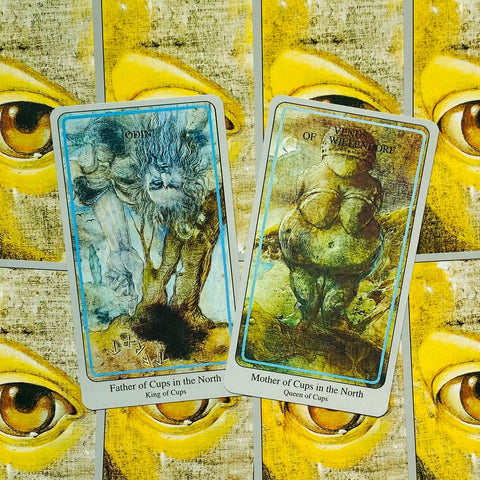 Tarot kortos — atverstos King ir Queen of Cups kortos ant geltonų nugarėlių, tinkamos porinei reikšmių ir detalės peržiūrai