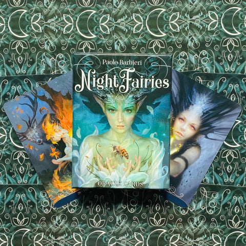 Oracle kortos Night Fairies Paolo Barbieri žalia dėžutė centre su dviem atverstomis kortomis šonuose, parodo komplekto turinį