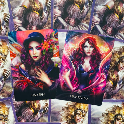 Tarot kortos dviejų kortų rinkinys su "Go Fish" ir "Supernova" iliustracijomis, ryškios spalvos, artimas planas