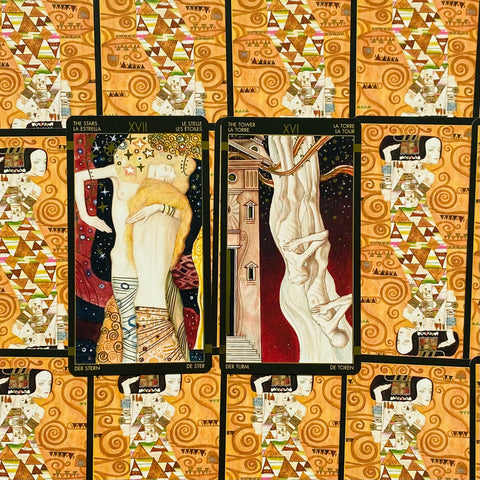 Tarot kortos Gustav Klimt stiliaus, dvi išklotos kortos „Žvaigždės“ ir „Bokštas“ prie auksinio ornamentuoto fono