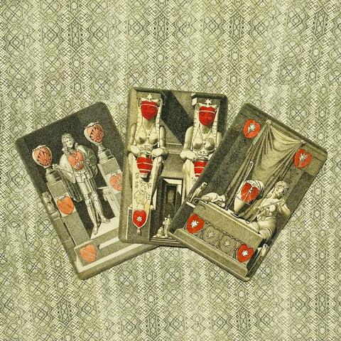 tarot kortos vintage stiliaus, trys atvertos kortos su ryškiomis raudonomis akcentinėmis detalėmis, fanuotos kompozicijoje