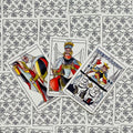 Tarot kortos su spalvingais didžiųjų arkana piešiniais, trijų kortų išdėstymas ant baltai juodo gėlių ir širdžių rašto