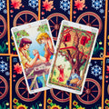 Tarot kortos — dvi Lazdų kortos (4 ir 5) su ryškiomis iliustracijomis ant tamsaus ratų raštuoto fono