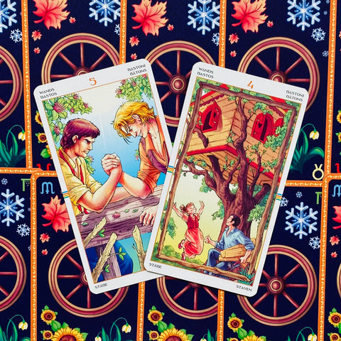 Tarot kortos — dvi Lazdų kortos (4 ir 5) su ryškiomis iliustracijomis ant tamsaus ratų raštuoto fono