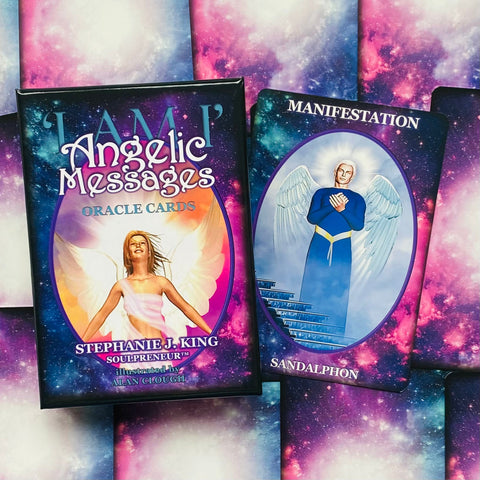 Angeliškos orakulo kortos Stephanie J. King, violetinė kosminė dėžutė ir atversta Manifestation (Sandalphon) korta