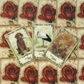 Lenormand kortos trijų kortų rinkinys (Šuo, Gandrai, Žvaigždės) ant raudonų rožių fono, išdėstytos horizontaliai
