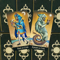 Tarot kortos atverstos Page of Cups ir Knight of Cups kortos, jūrinio motyvo spalvingos iliustracijos, arti fotografuota