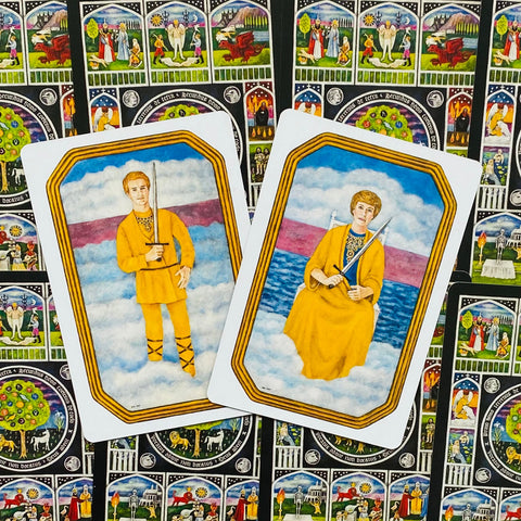 Tarot kortos — du geltoni kardų kortelių variantai stačios ant dekoratyvios juodos galinės pusės, artimas planas