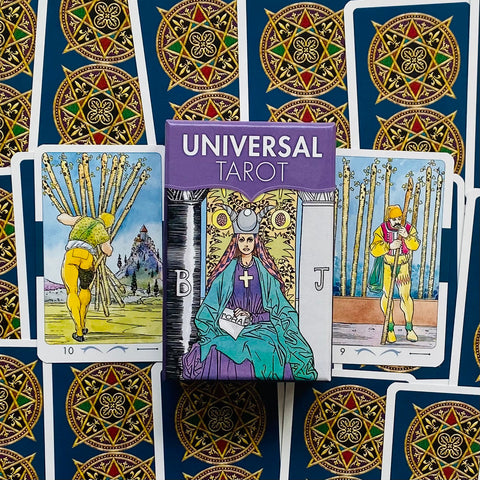 Tarot kortos Universal — violetinė dėžutė pristatoma su mėlynomis auksinėmis kortų nugarėlėmis ir keliomis atvertomis kortomis