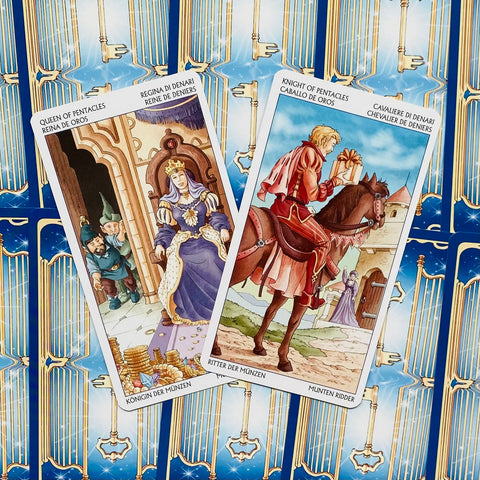 Tarot kortos su mėlynais nugarėlių raštais, atverstos Monetų karalienė ir Monetų riteris, dvi kortos parodytos iš arti