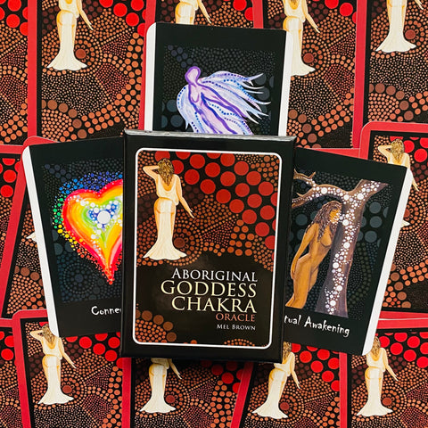 Aboriginal Goddess Chakra kortos su juoda-raudona dėže ir keliomis demonstracinėmis kortomis, atveriančiomis pavyzdžius ir variacijas