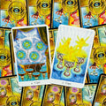 tarot kortos su ryškiomis mėlynos ir geltonos spalvos iliustracijomis, dvi atverstos kortos (4 taurelės, 3 taurelės), skiriasi detalėmis ir spalvų tonu nuo kitų galerijos variantų