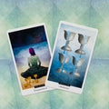 Taro kortos, dvi atverstos kortos (Five of Cups „Disappointment“ ir Four of Cups „Meditation“) ant žalsvai mėlyno fono, detalios iliustracijos