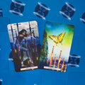 Tarot kortos — dvi versijos (7 ir 6 kalavijų) su geltonu drugeliu ir piešiniu ant ryškaus mėlyno fono