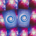 Orakulų kortos, atverstos dvi kortos „Self‑love“ ir „I am a Light Worker“ ant mėlynos‑violetinės kosminės nugarėlės
