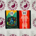 Tarot kortos su dviem priekiais: žalias abstraktus piešinys (Witness) ir raudonas delnų motyvas (Fatal Event), balta nugarėlė