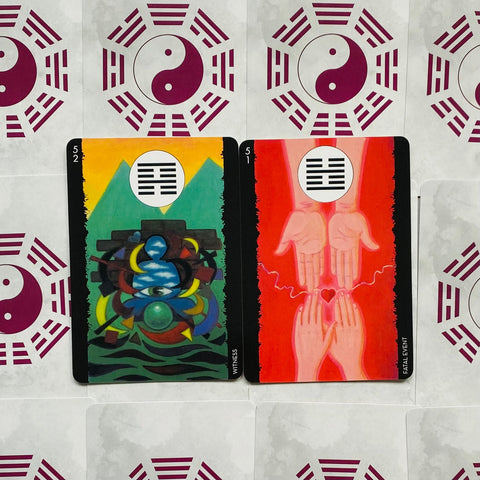 Tarot kortos su dviem priekiais: žalias abstraktus piešinys (Witness) ir raudonas delnų motyvas (Fatal Event), balta nugarėlė