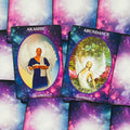 angelų kortos su violetiniu kosminiu fonu, matomos Raziel ir Jophiel kortos su baltų sparnų ir sodrių spalvų detalėmis