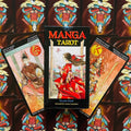 Manga tarot dėžutė su raudona kimono moters iliustracija, šone Lazdų karaliaus ir princesės kortos bei raudonas kortų fonas