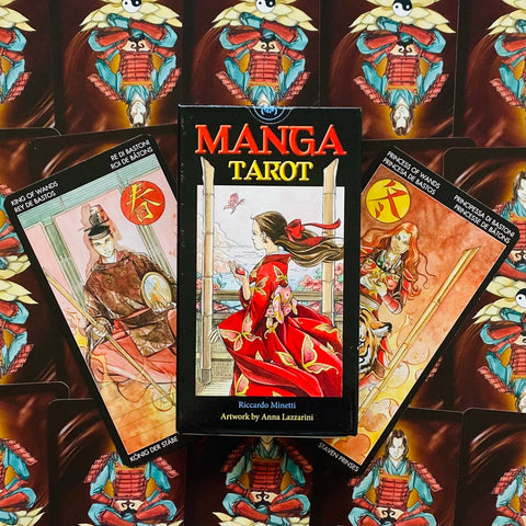 Manga tarot dėžutė su raudona kimono moters iliustracija, šone Lazdų karaliaus ir princesės kortos bei raudonas kortų fonas