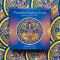 Mandala Healing Oracle kortų rinkinys mėlyname dėkle su spalvinga centrine mandala viršuje, ant įpakavimo fono