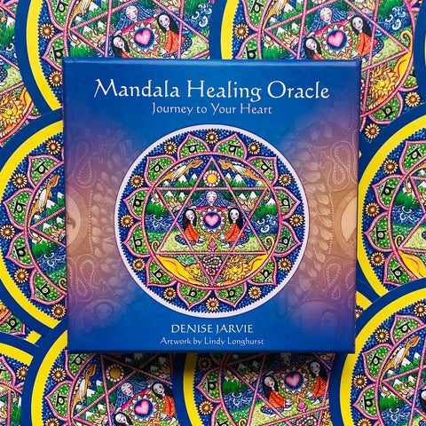 Mandala Healing Oracle kortų rinkinys mėlyname dėkle su spalvinga centrine mandala viršuje, ant įpakavimo fono