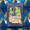 Orakulų kortos Everyday Witch — violetinė dėžutė su Elisabeth Alba iliustracija ant mėlyno, katėmis marginto fono
